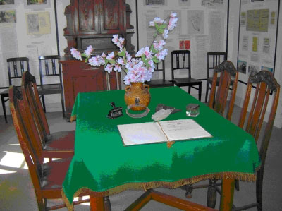 Tisch aus dem früheren Trauzimmer der Gemeinde