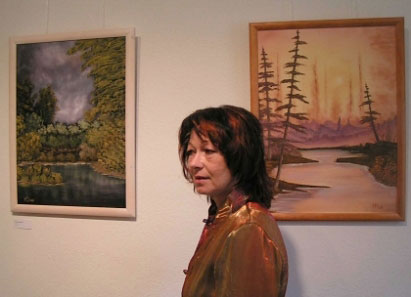 Heidi Decker mit ihren Gemälden