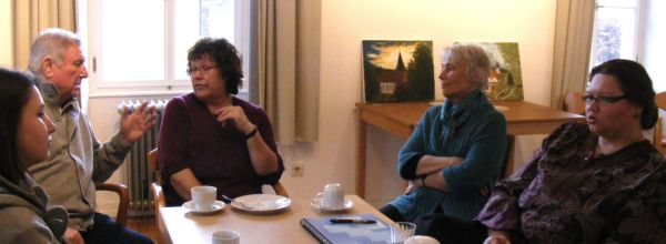 Mit Marianne Hauser und Ursula Jekel sind auch 2 Amateurmalerinnen in der Besucherrunde