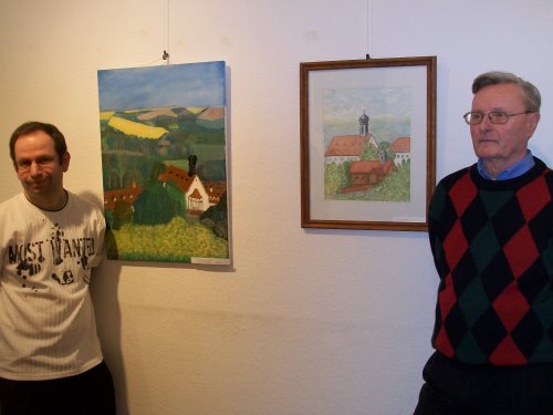 zwei Bildern v. Maria Rosenberg: Egon Edrich steht rechts neben seiner Aquarell-Impression, während Christian Agne (links) sein Acryl-Bild vorstellt.