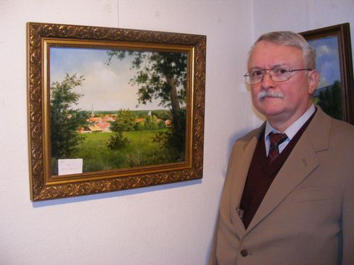 Klaus Dechert vor einem Ölbild seiner Heimatgemeinde Heltersberg